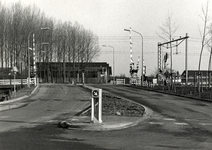 170521 Gezicht op de spoorwegovergang in de Aamsestraat te Elst, na de verbreding van de weg en de sloop van het ...